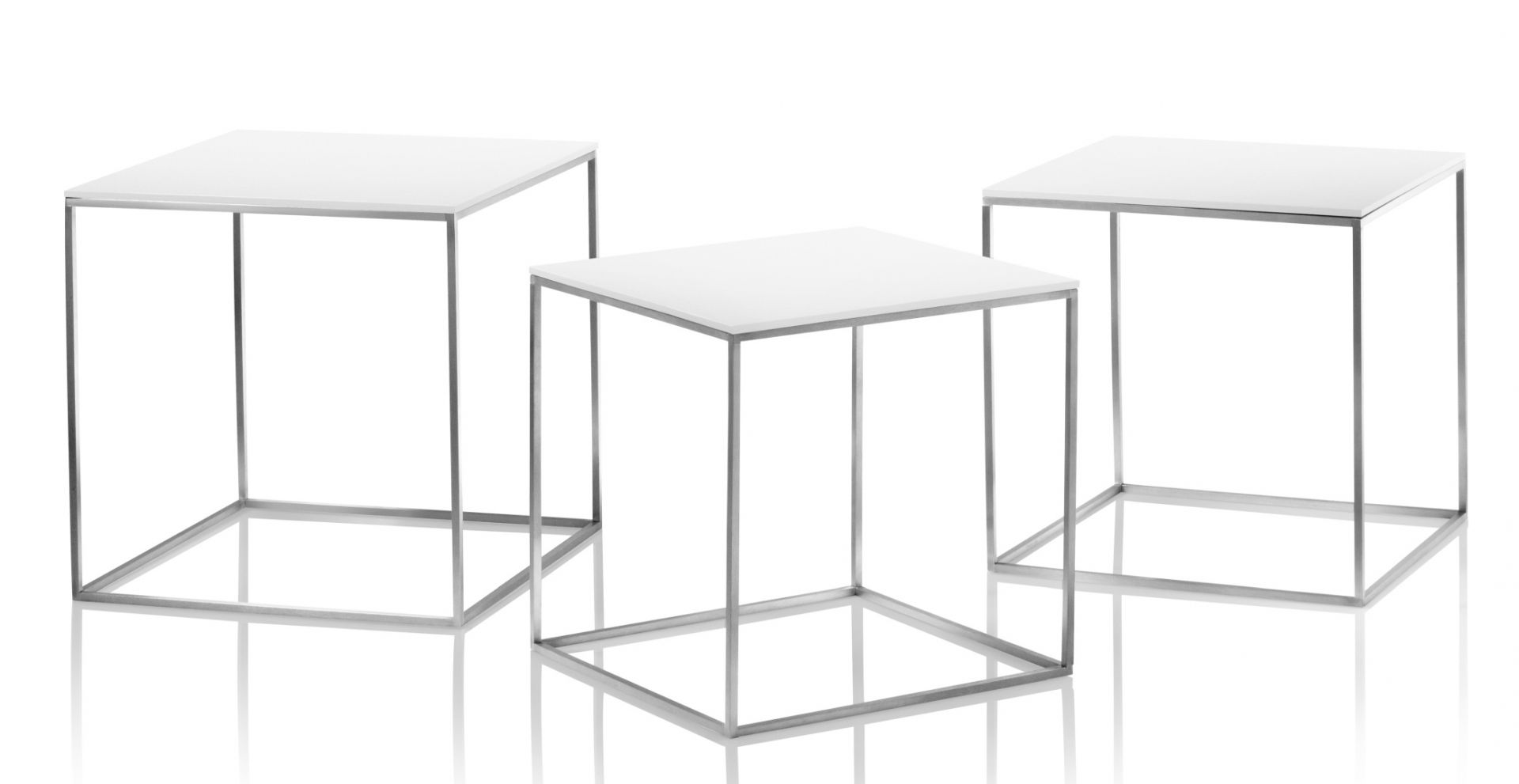 PK71 Satztisch Set von Fritz Hansen: Drei minimalistische, weiße Tische mit Stahlgestell.
