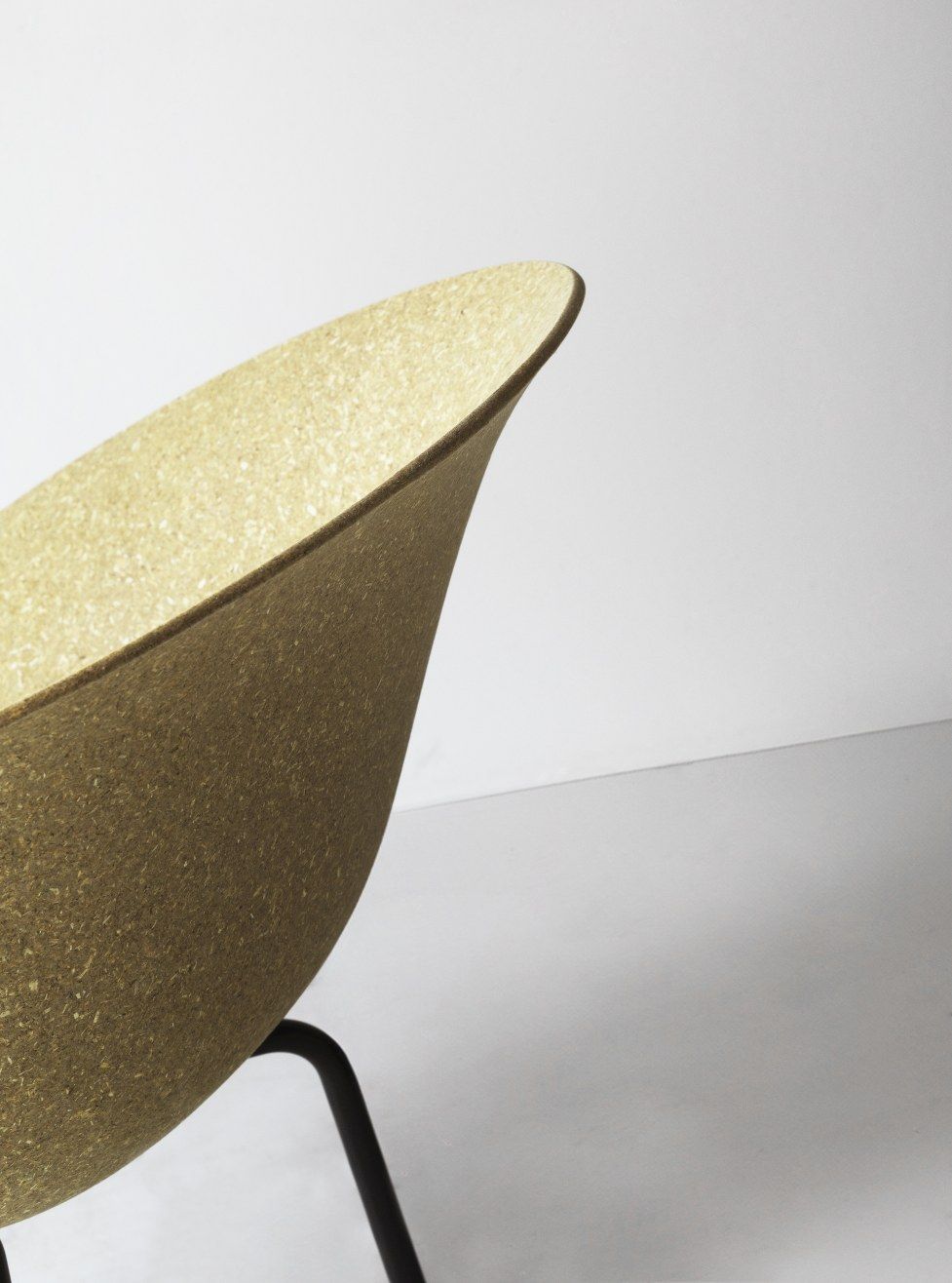Detailaufnahme vom Mat Armchair Stuhl von Normann Copenhagen mit Armlehnen und Stahlgestell.