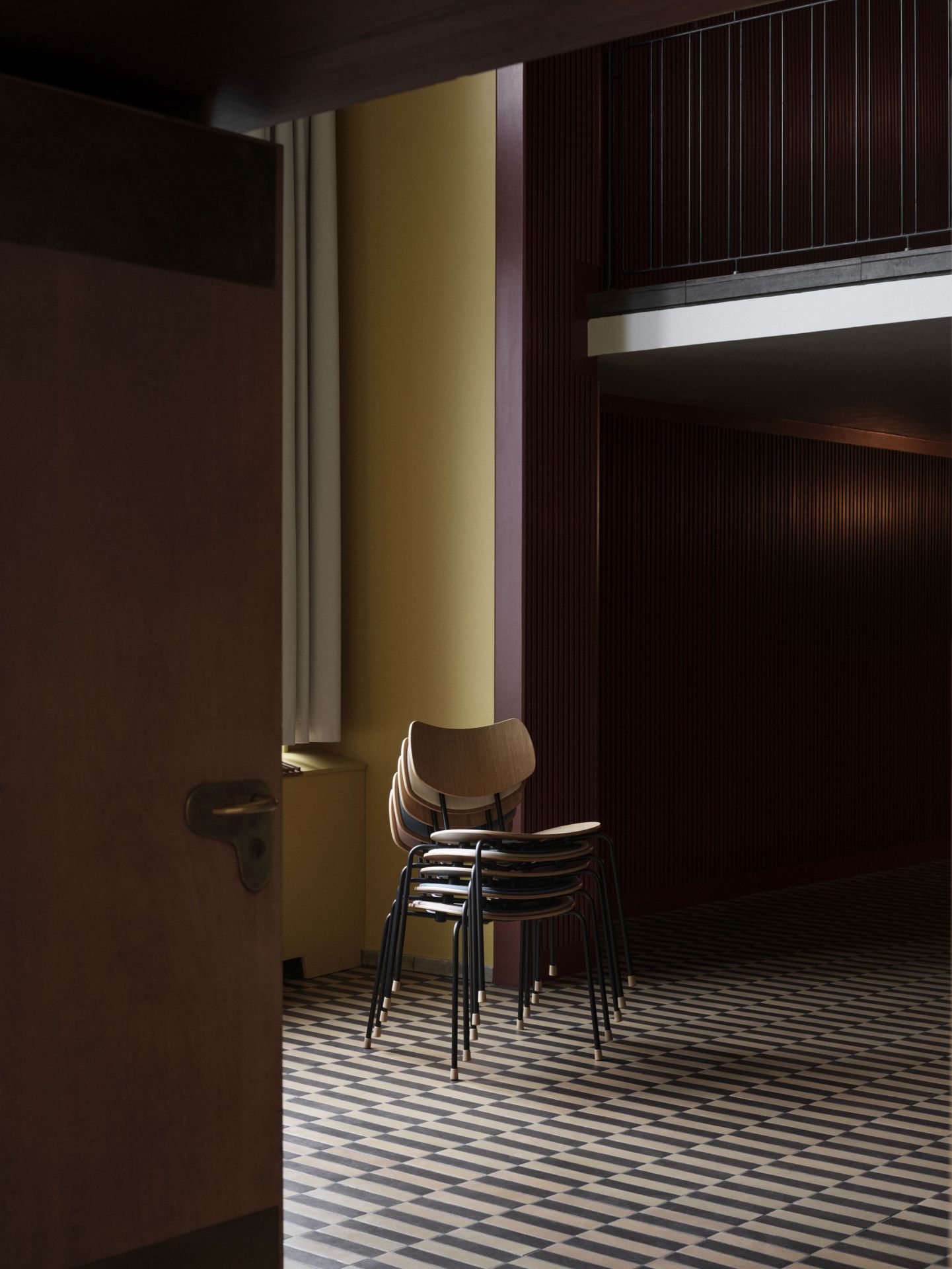 Stapelbare Vega Stühle von Carl Hansen & Søn mit schwarzem Gestell und Holz-Sitzfläche im Interieur.