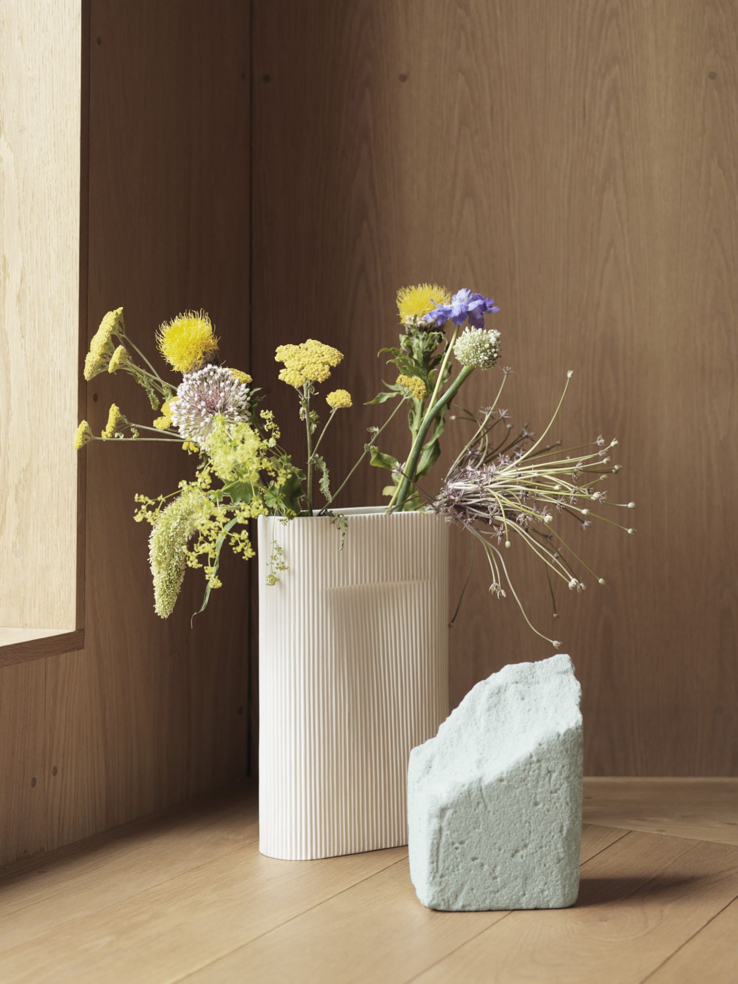 Milchglas hellblaue Ridge Vase von Muuto mit Blumenstrauß, moderne Dekoration für Wohnzimmer und Tisch.
