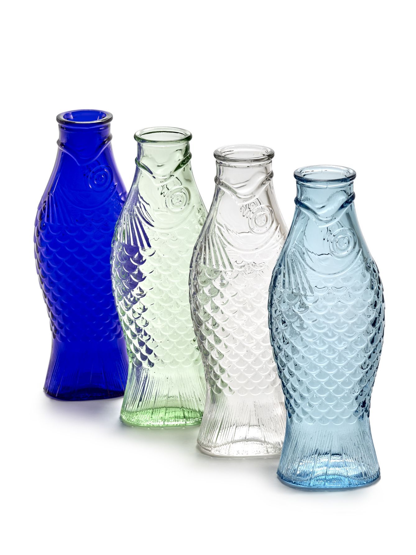 Vier farbige Glasflaschen in Fischform, darunter eine grüne Fles Flasche von Serax.