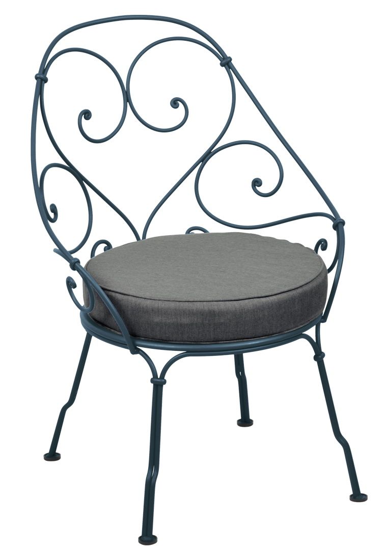 Blauer 1900 Sessel Cabriolet von Fermob mit grauer Sitzauflage für den Garten oder Balkon.