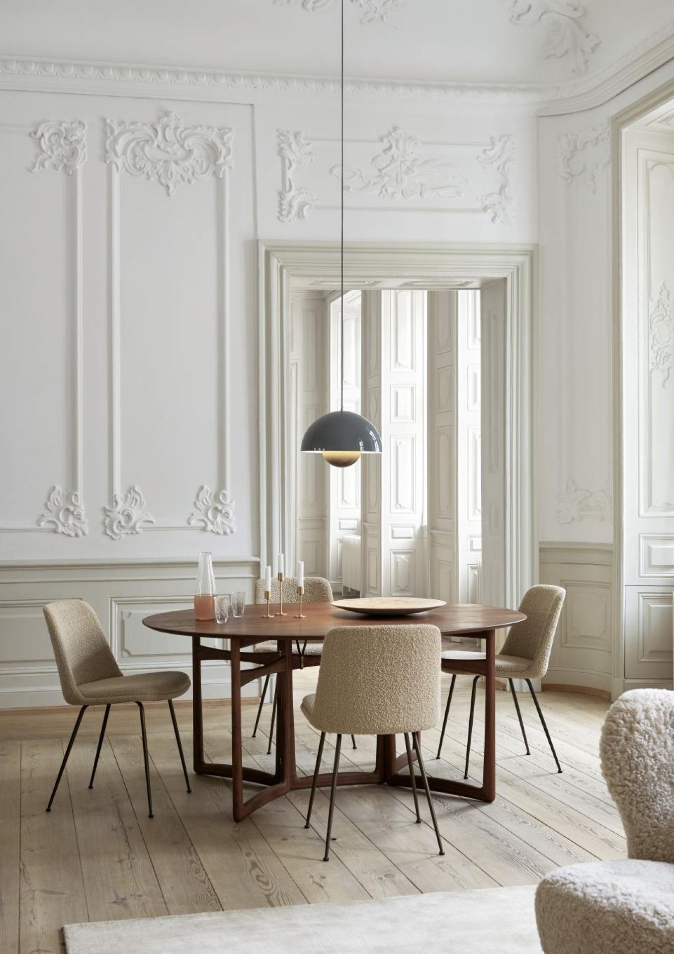 Flowerpot VP7 Pendelleuchte von AndTradition über Esstisch in stilvollem, weißem Interieur mit Stuck.