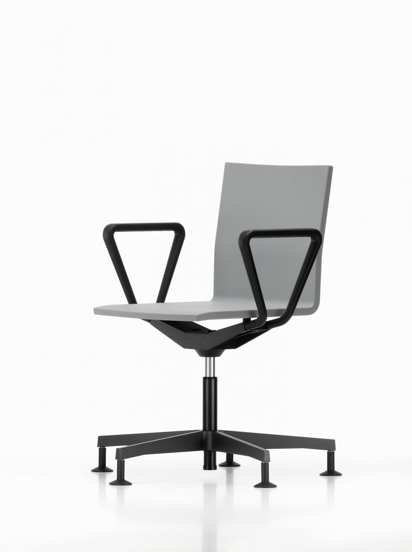 Grauer .04 Bürodrehstuhl von Vitra mit schwarzen Armlehnen und Fußkreuz auf weißem Hintergrund.