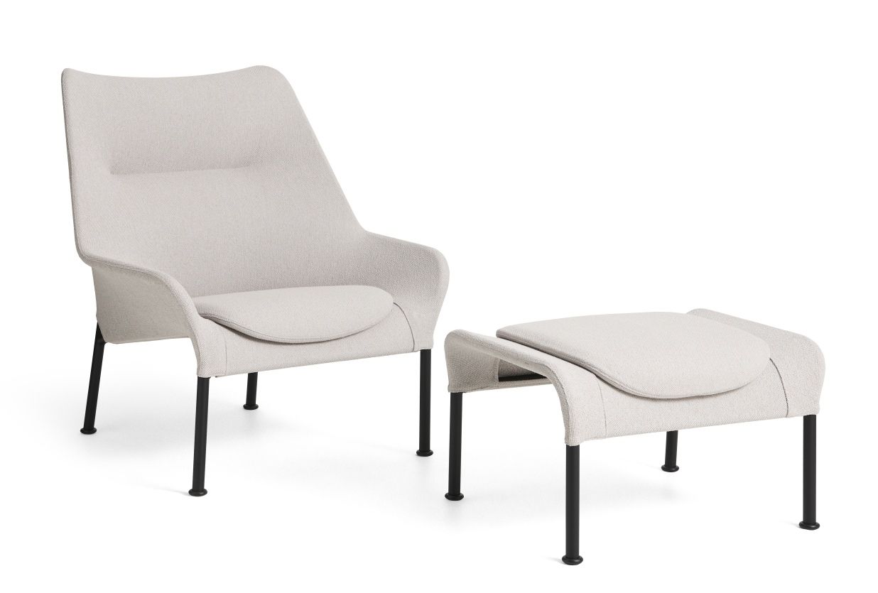 Heller 02 Lounge Chair Sessel von Hay mit passendem Hocker und schwarzen Füßen.