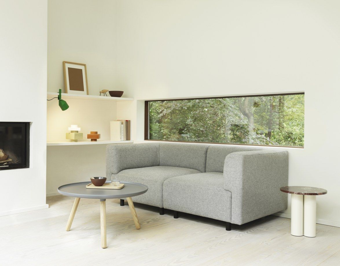 Grauer Dit Coffee Table Beistelltisch von Normann Copenhagen im modernen Wohnzimmer mit Sofa und Fenster.