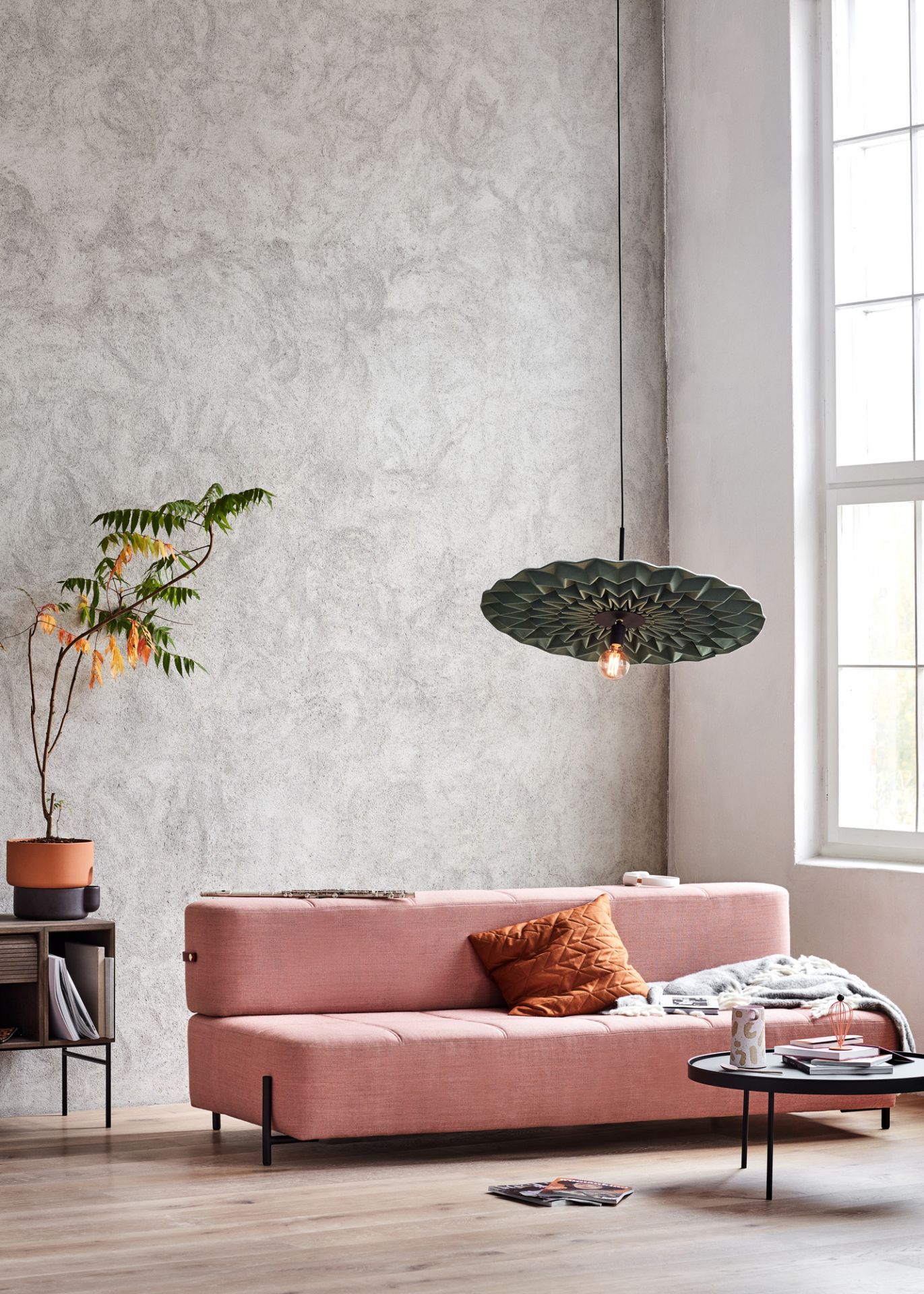 Daybe Schlafsofa Brusvik grau Northern: Modernes Schlafsofa im Wohnzimmer mit Lampe und Deko.