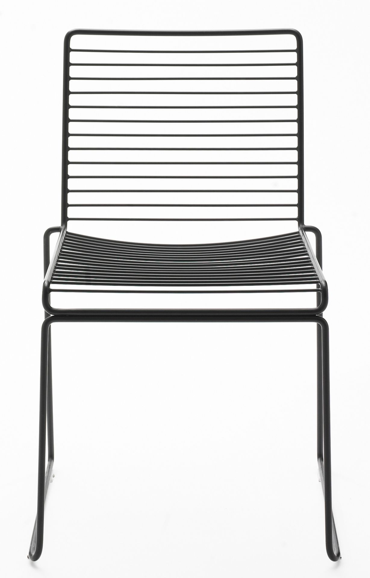 Schwarzer Hee Dining Chair Stuhl von Hay, minimalistisches Design mit Stahlgestell, Frontansicht.