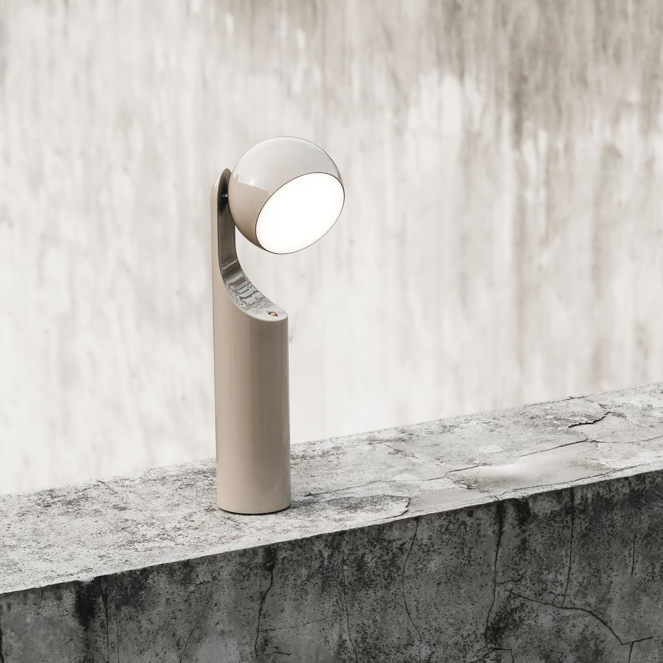 Beige Mono Akkuleuchte von house of home als portable Tischleuchte mit runder Lichtquelle.