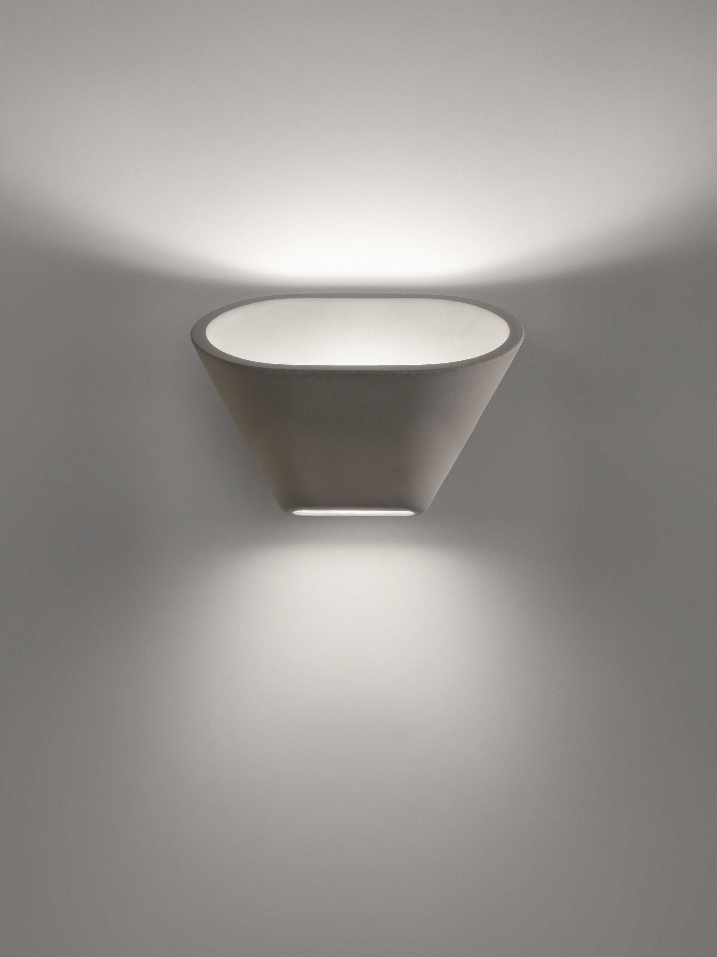 Aplomb Wandleuchte von Foscarini, graue Beton-Optik, indirekte Beleuchtung für stimmungsvolles Licht.