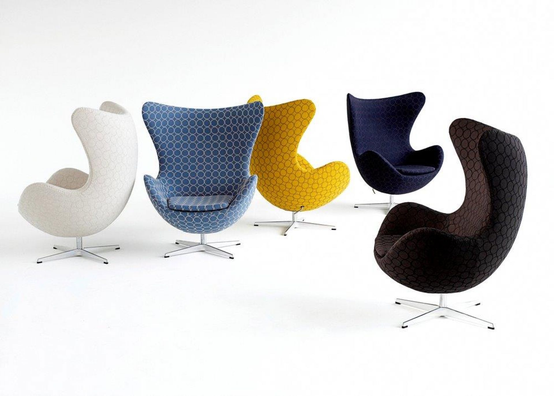 Fünf farbenfrohe Egg Chairs von Fritz Hansen mit Hocker auf weißem Hintergrund, modernes Möbeldesign.