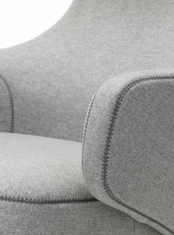 Detailaufnahme vom Vitra Grand Repos Sessel in Kieselstein Cosy, Fokus auf Armlehne und Naht.