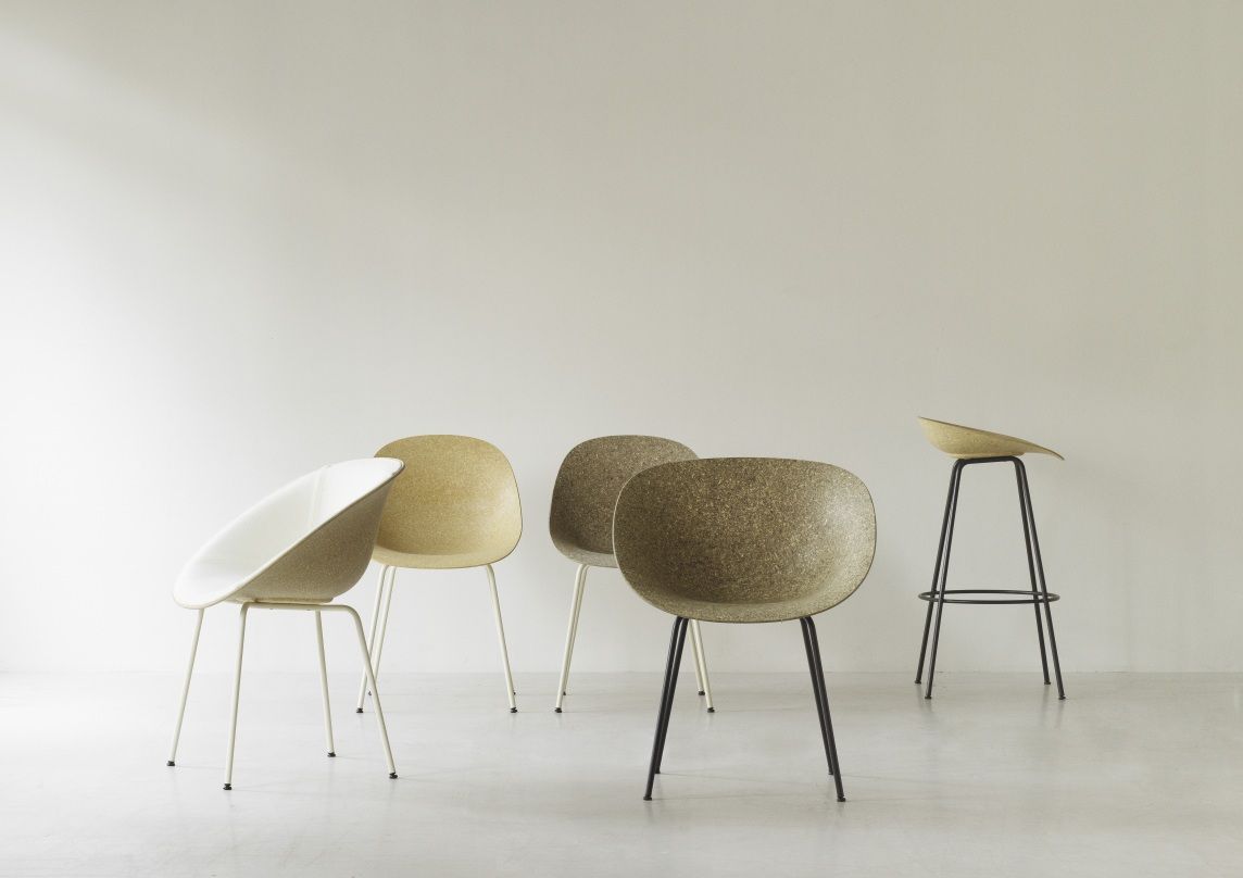 Normann Copenhagen Mat Armchair Stühle und Barhocker in verschiedenen Farben vor einer weißen Wand.