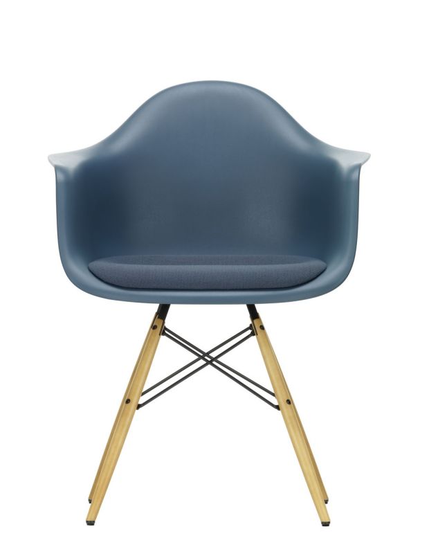 Blauer Eames Plastic Arm Chair DAW Stuhl von Vitra mit Sitzpolster und Holzbeinen.