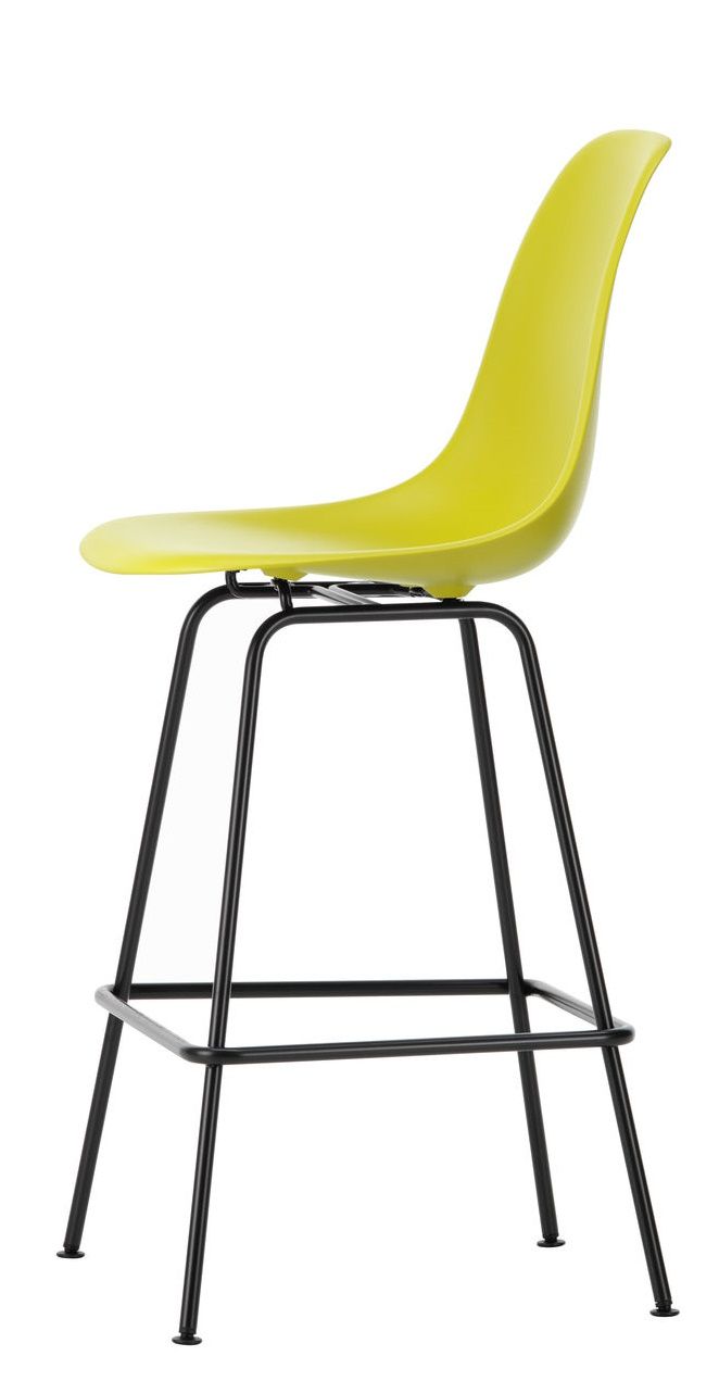 Vitra Eames Plastic Bar Stool Barhocker Medium in Gelb mit schwarzem Metallgestell.