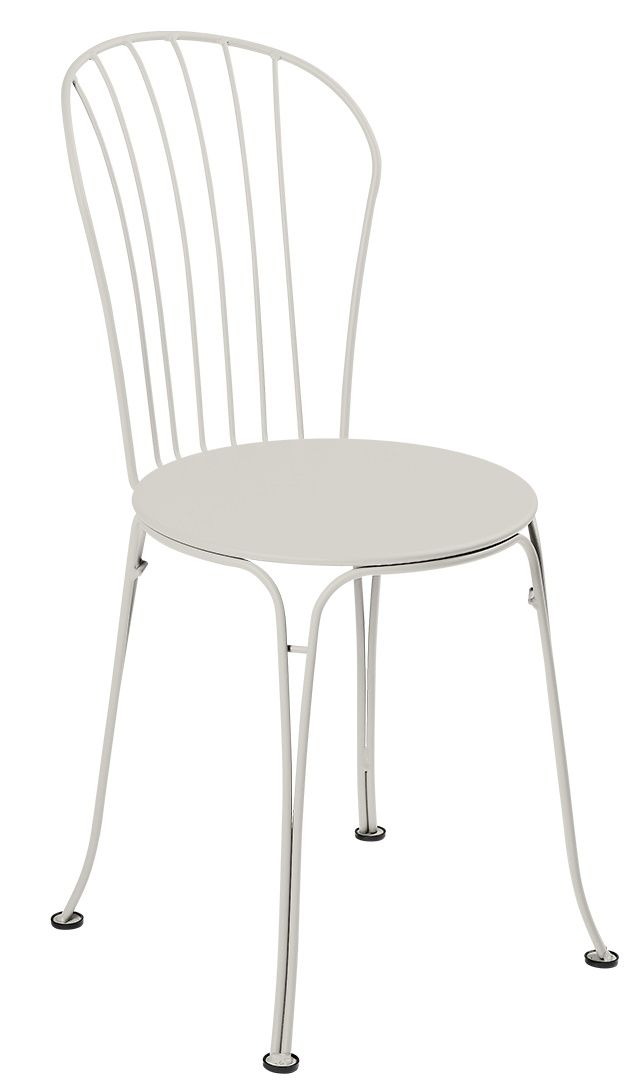 Fermob Opéra+ Stuhl für den Außenbereich, Metallstuhl in Hellgrau mit filigranem Design und runder Sitzfläche.