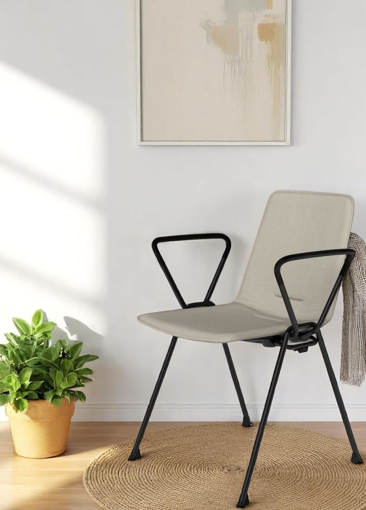 Moderner 1651 Yunity Armchair Armlehnstuhl von Walter Knoll mit schwarzem Gestell und beigem Bezug.