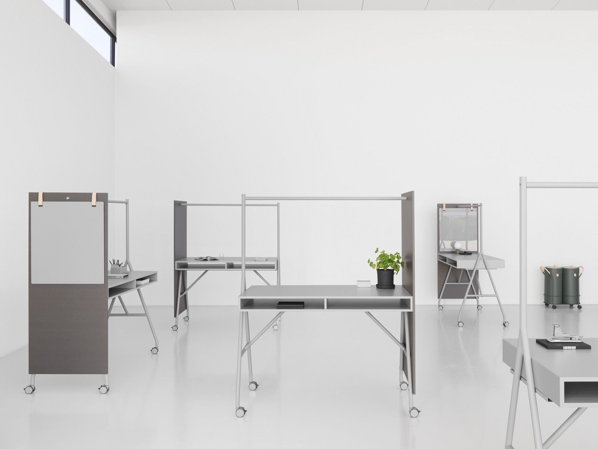 Hangout High Desk Stehtische von Mizetto in einem hellen Raum, ideal für moderne Büros.