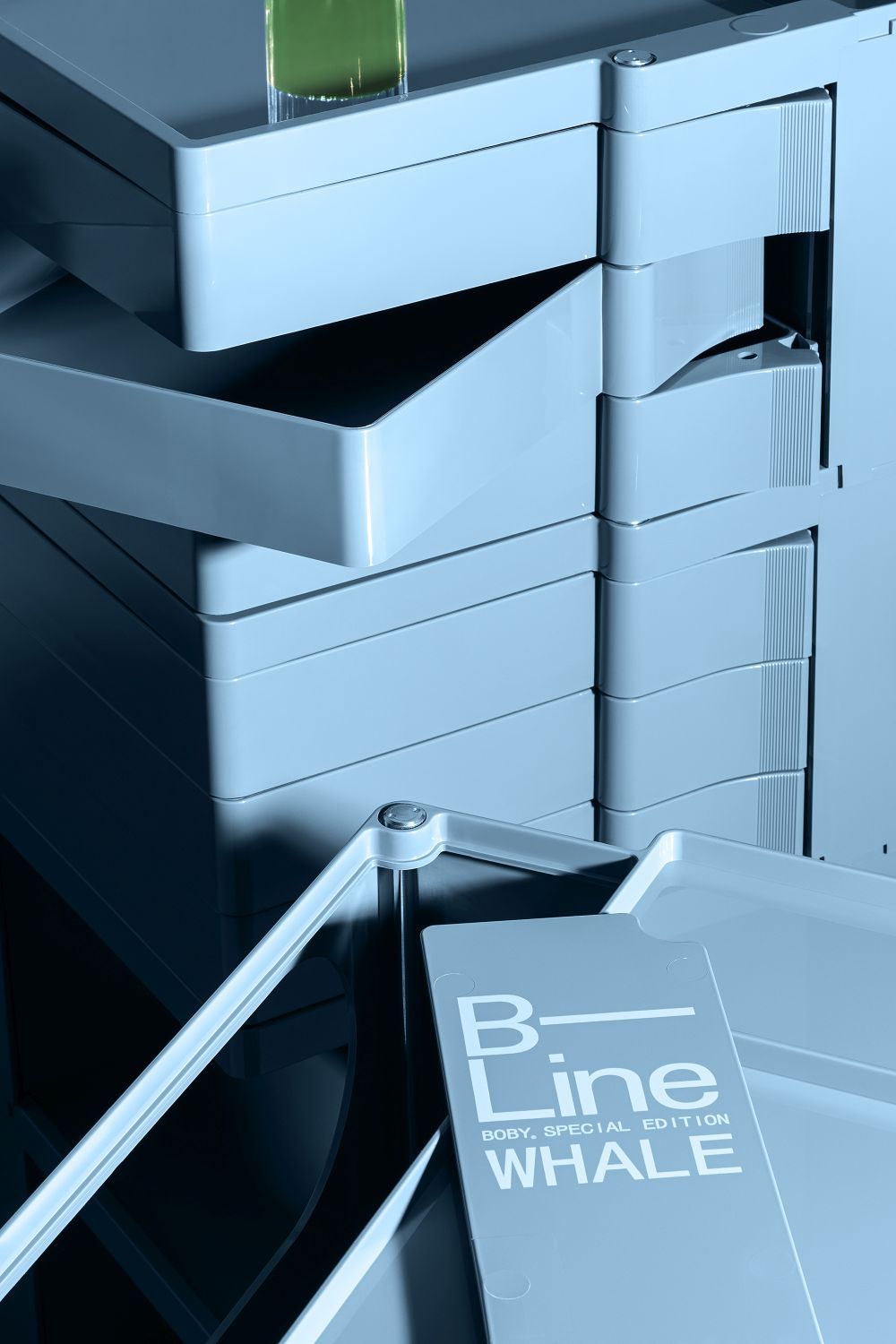 Detailaufnahme: Blauer Boby Rollcontainer "WHALE" B-Line Limited Edition mit Schubladen und Fächern.