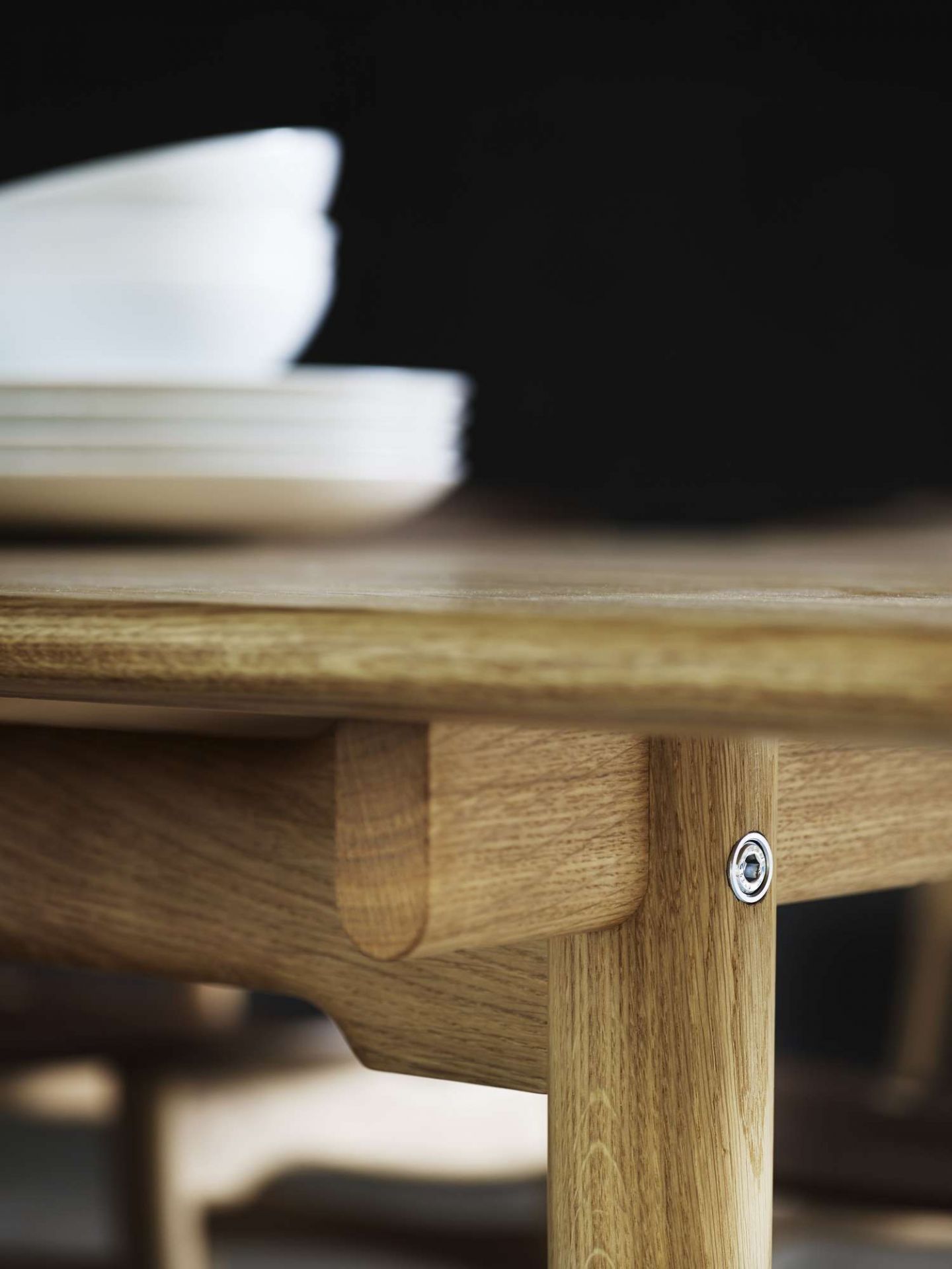 Detailaufnahme vom CH327 Tisch von Carl Hansen & Søn aus Eiche mit Esstellern.