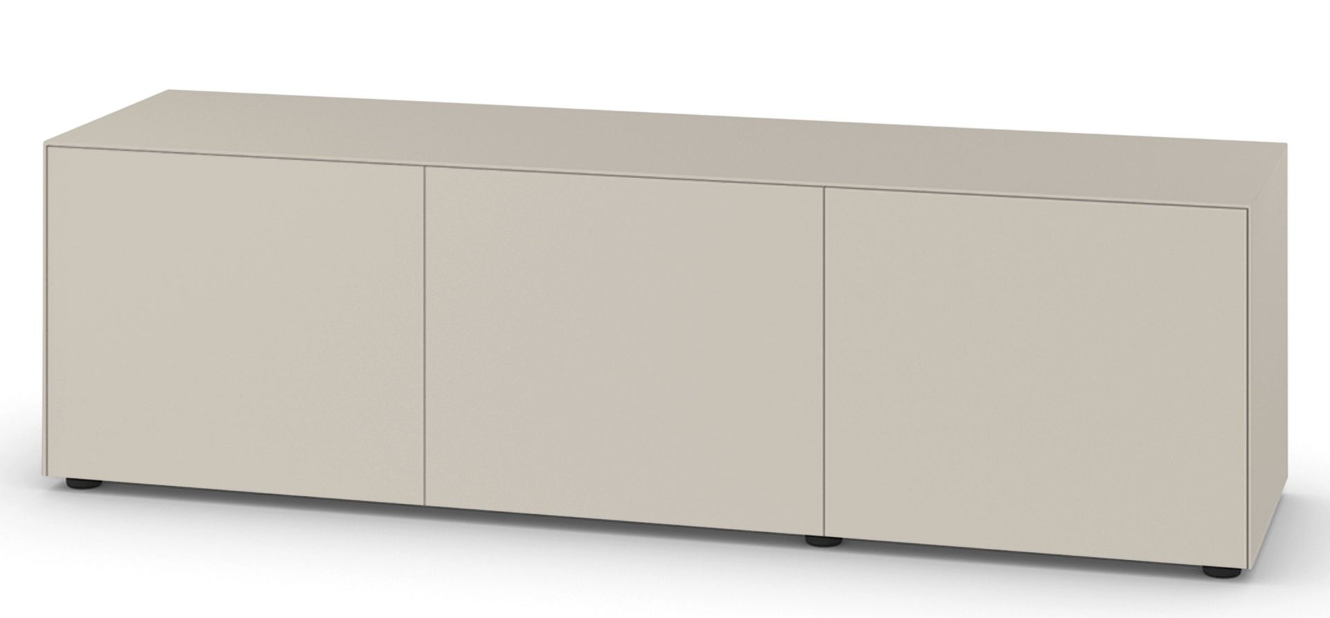 Nex Pur Box Board von Piure: Beige Kommode mit drei Türen und schlichtem Design.