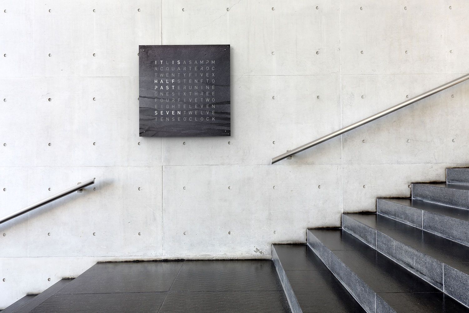 Earth 90 Creator's Edition wandklok / Tijdsobject Duits QLOCKTWO