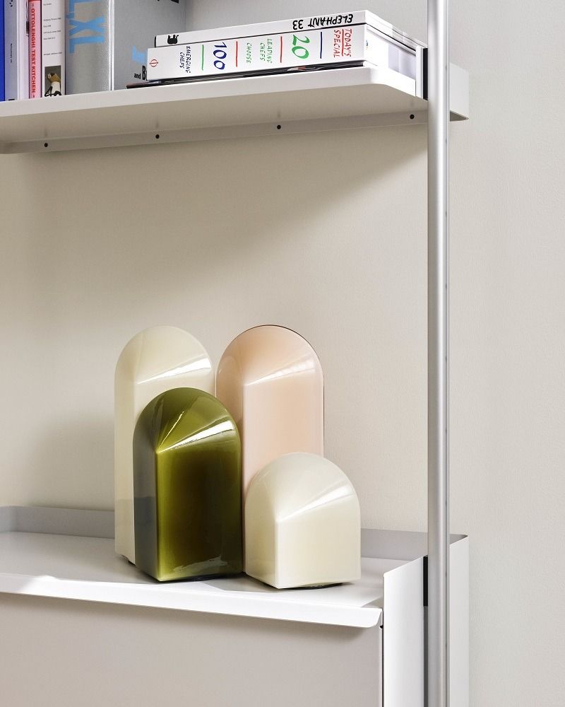 Nahaufnahme der Parade Table Lamp Tischleuchte von Hay in Shell Weiß und anderen Farben.