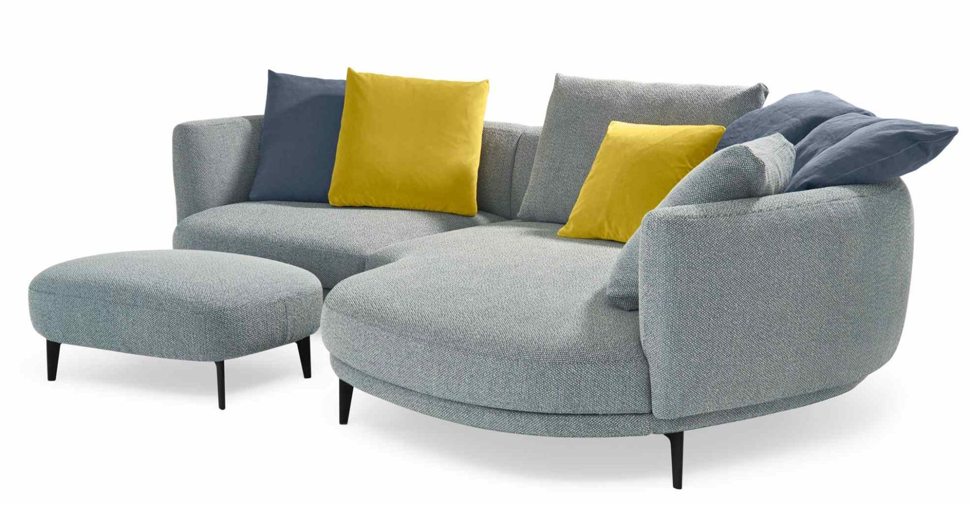 Konfigurierbares Marru Sofa von Walter Knoll in hellgrauem Stoff mit farbigen Kissen und Hocker.