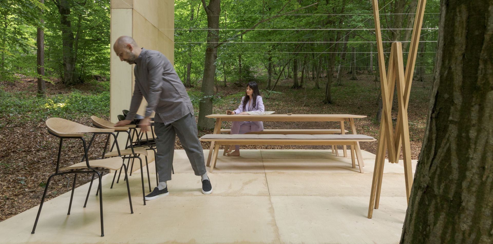 Monk Tisch von Prostoria mit Stühlen und Bank im Freien, modernes Design, Holz.