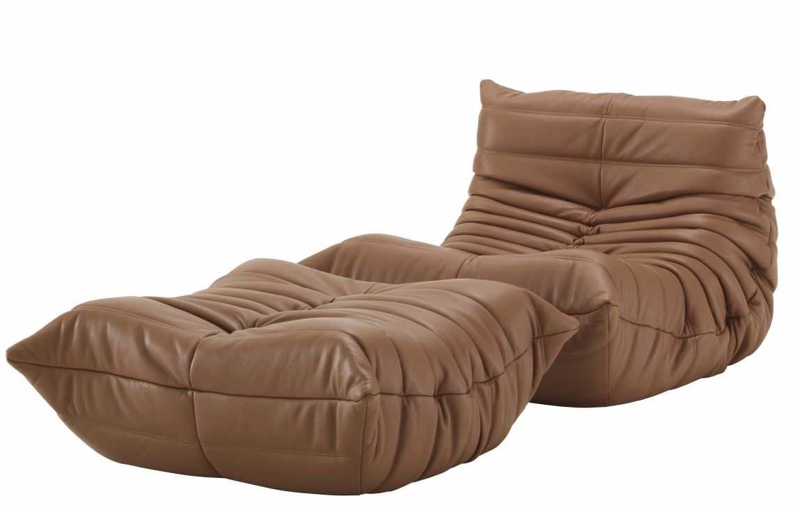 Brauner Togo Hocker von ligne roset, Ledersitzmöbel mit charakteristischer, gesteppter Polsterung und niedrigem Design.