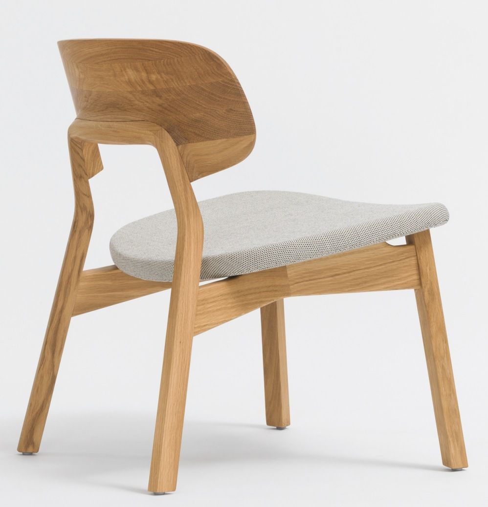 Nonoto Lounge Chair: Cocktailsessel aus hellem Holz mit grauem Sitzpolster, modernes Design für Wohnzimmer und Lounge.