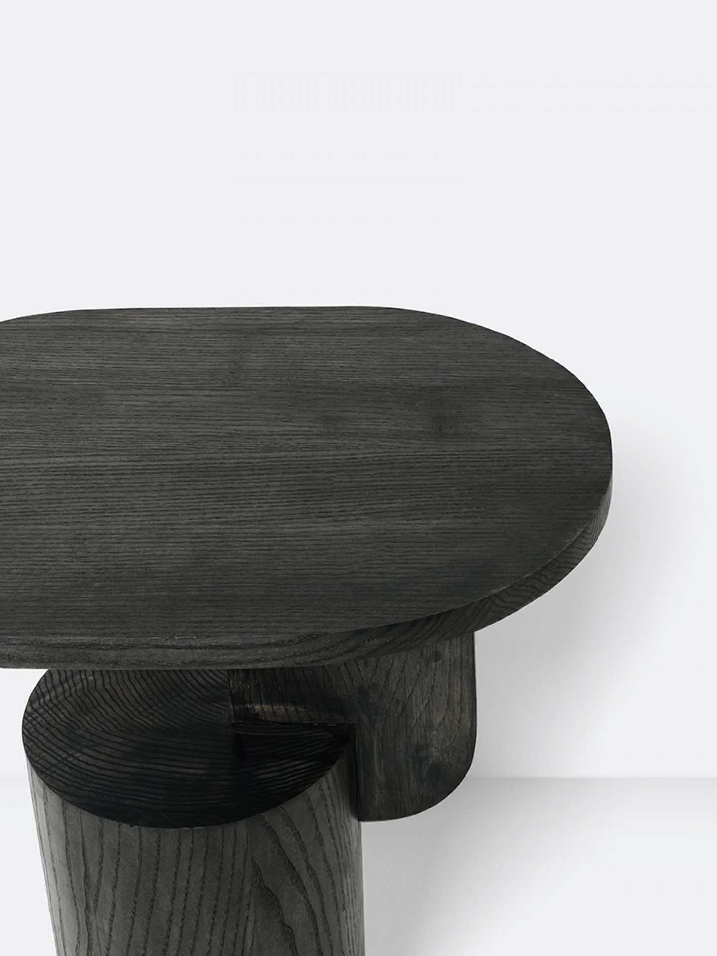 Detailaufnahme des Ferm Living Insert Beistelltischs aus schwarz gebeiztem Holz, moderner kleiner Tisch.