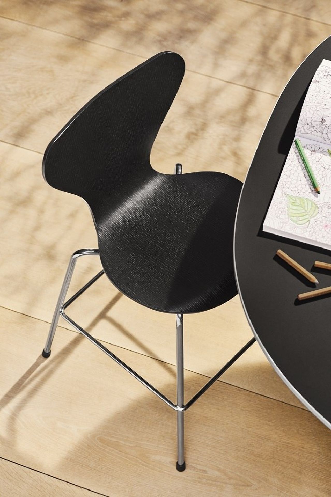 Schwarzer Series 7 Junior Chair von Fritz Hansen, ein moderner Kinderhochstuhl aus Holz und Chrom.