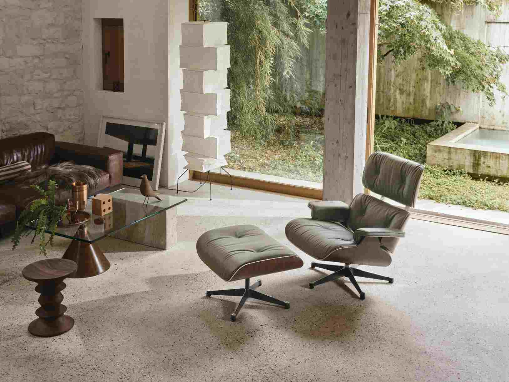 Eames House Bird Skulptur aus Nussbaum auf einem Glastisch in modernem Wohnzimmer.