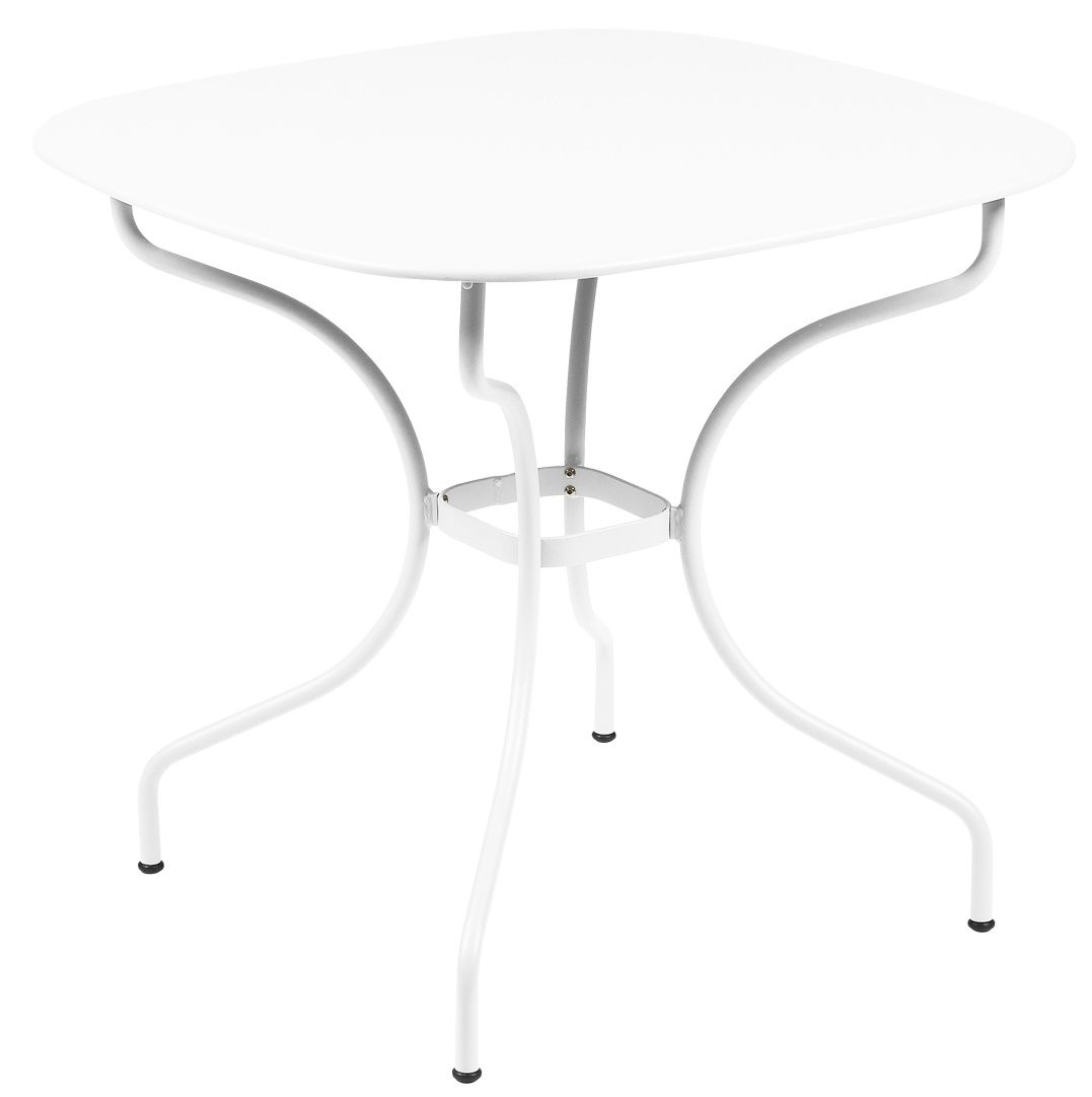 Weißer Opéra+ Carronde Tisch 82x82 cm von Fermob für den Außenbereich, quadratische Tischplatte und filigranes Metallgestell.