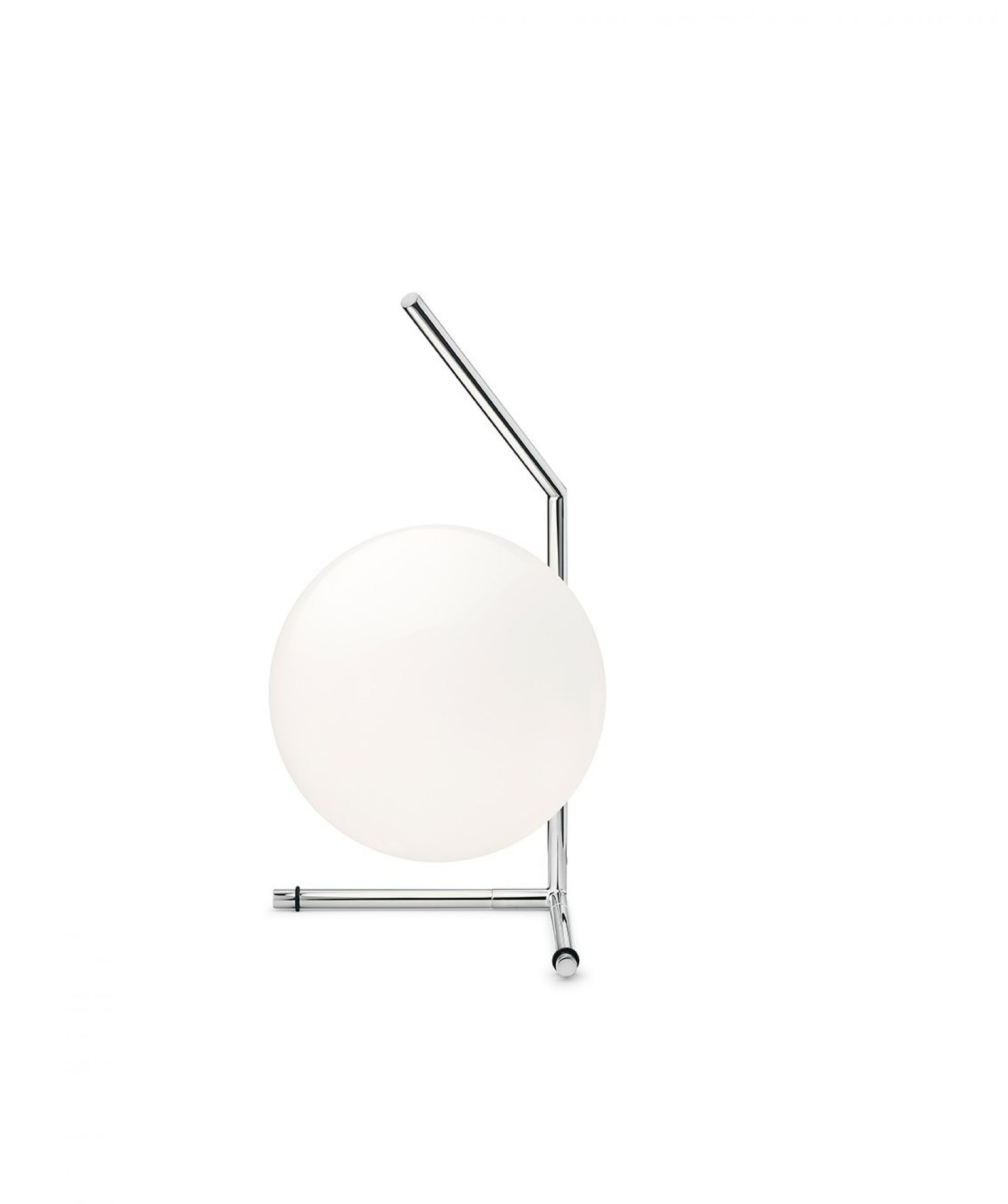 IC Lights T1 Low Tischleuchte von Flos: Moderne Tischlampe mit chromfarbenem Gestell und opalweißem Diffusor.