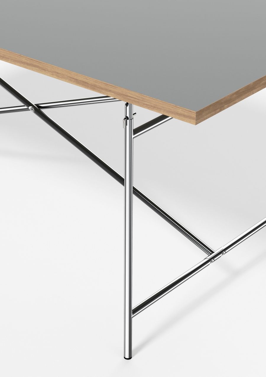 Detailaufnahme vom Eiermann Tisch mit grauer Tischplatte und verchromtem Stahlgestell, Designklassiker von Richard Lampert.