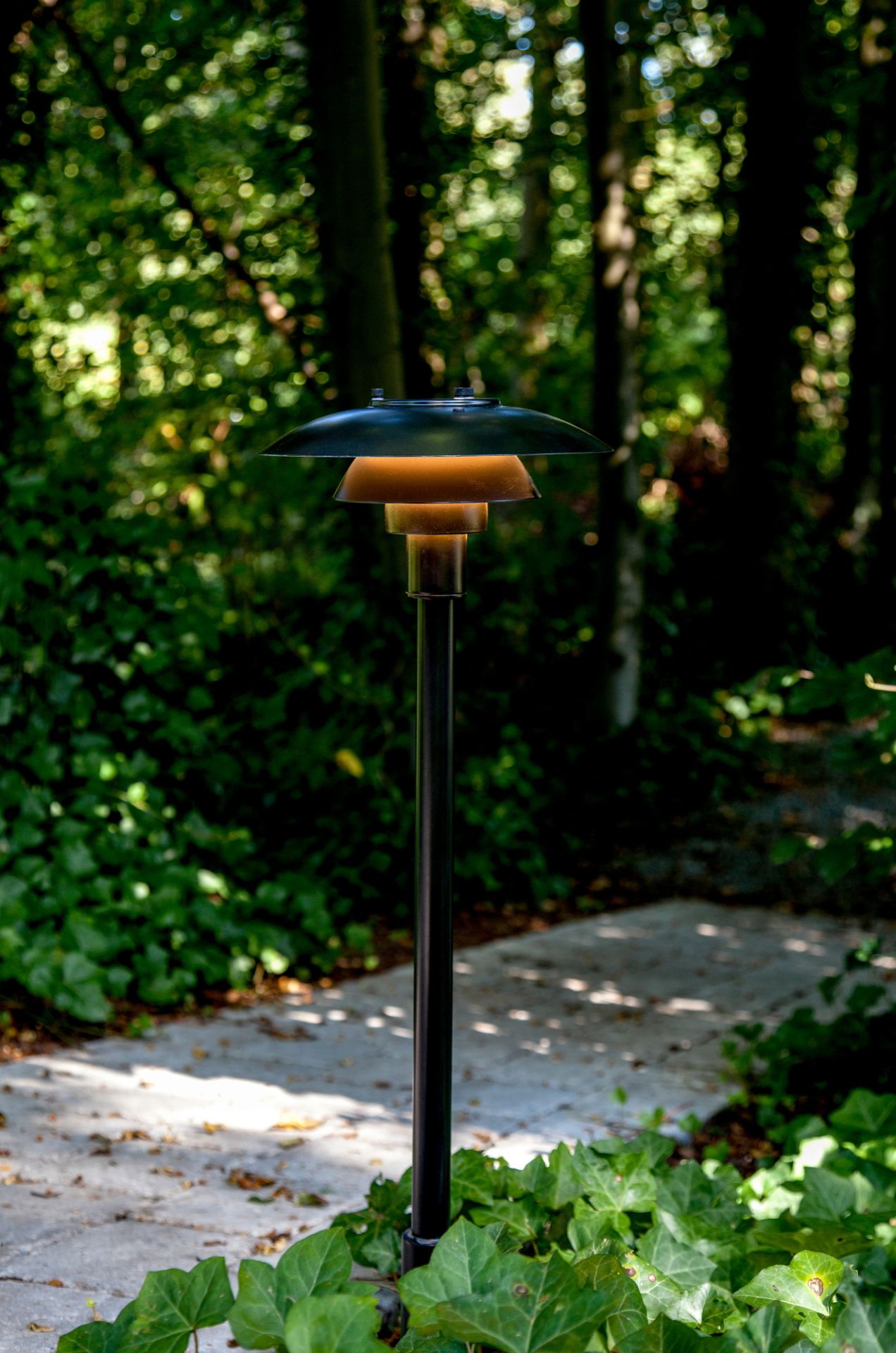 PH 3-2 1/2 Pollerleuchte von Louis Poulsen im Außenbereich, moderne Gartenbeleuchtung, Wegbeleuchtung.