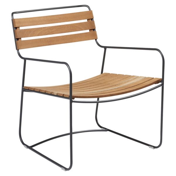 Surprising Fermob Sessel für den Außenbereich, mit Lattenrost aus Holz und schwarzem Metallgestell.