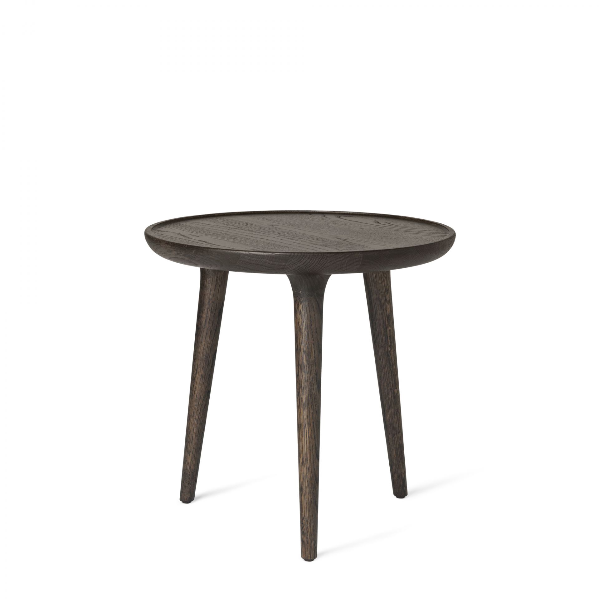Kleiner, runder Accent Beistelltisch aus dunklem Holz mit drei Beinen, freigestellt auf weißem Hintergrund.