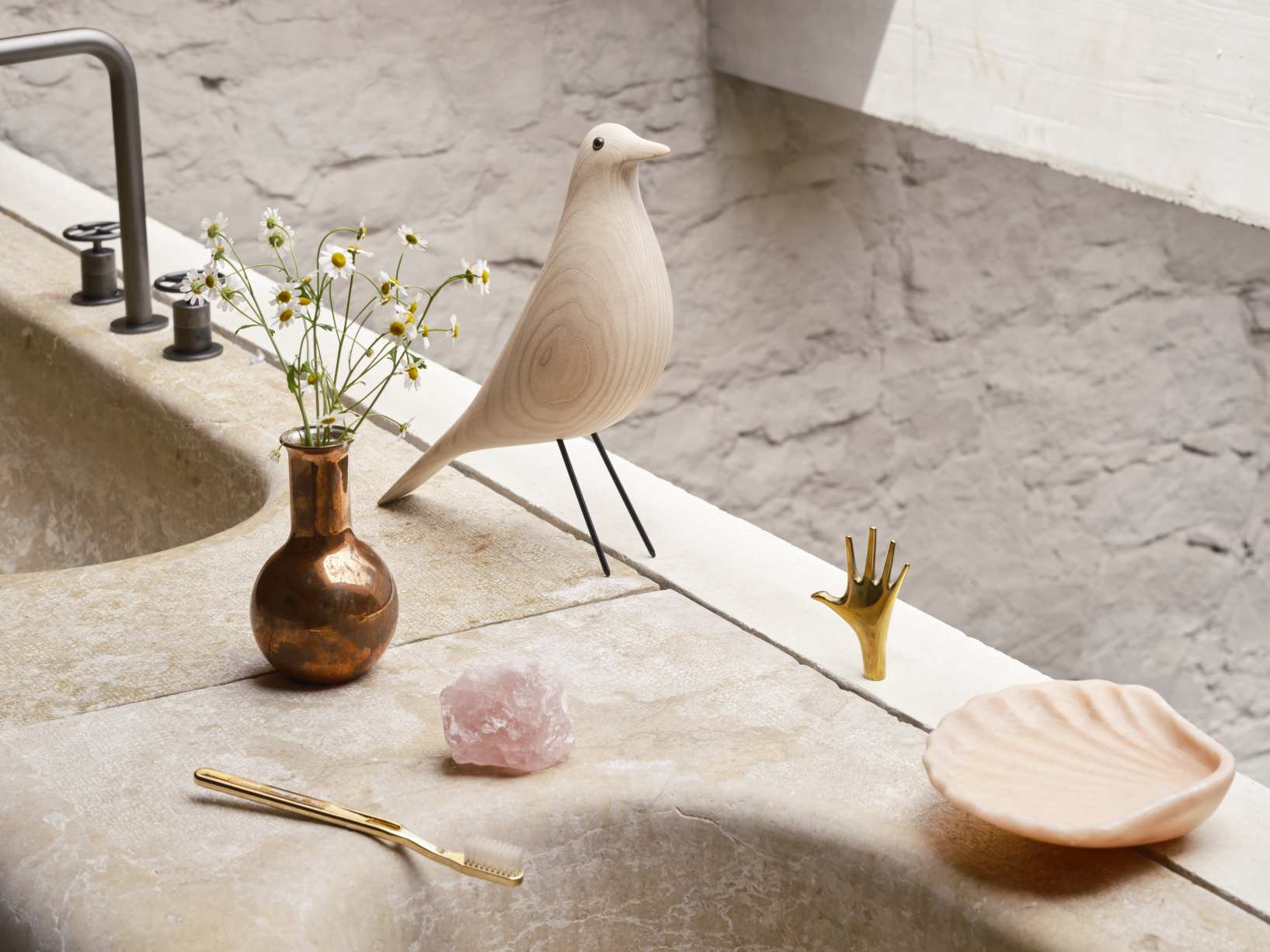 Eames House Bird Skulptur aus Esche, weiß geölt, von Vitra, auf Waschtisch mit Dekoration.
