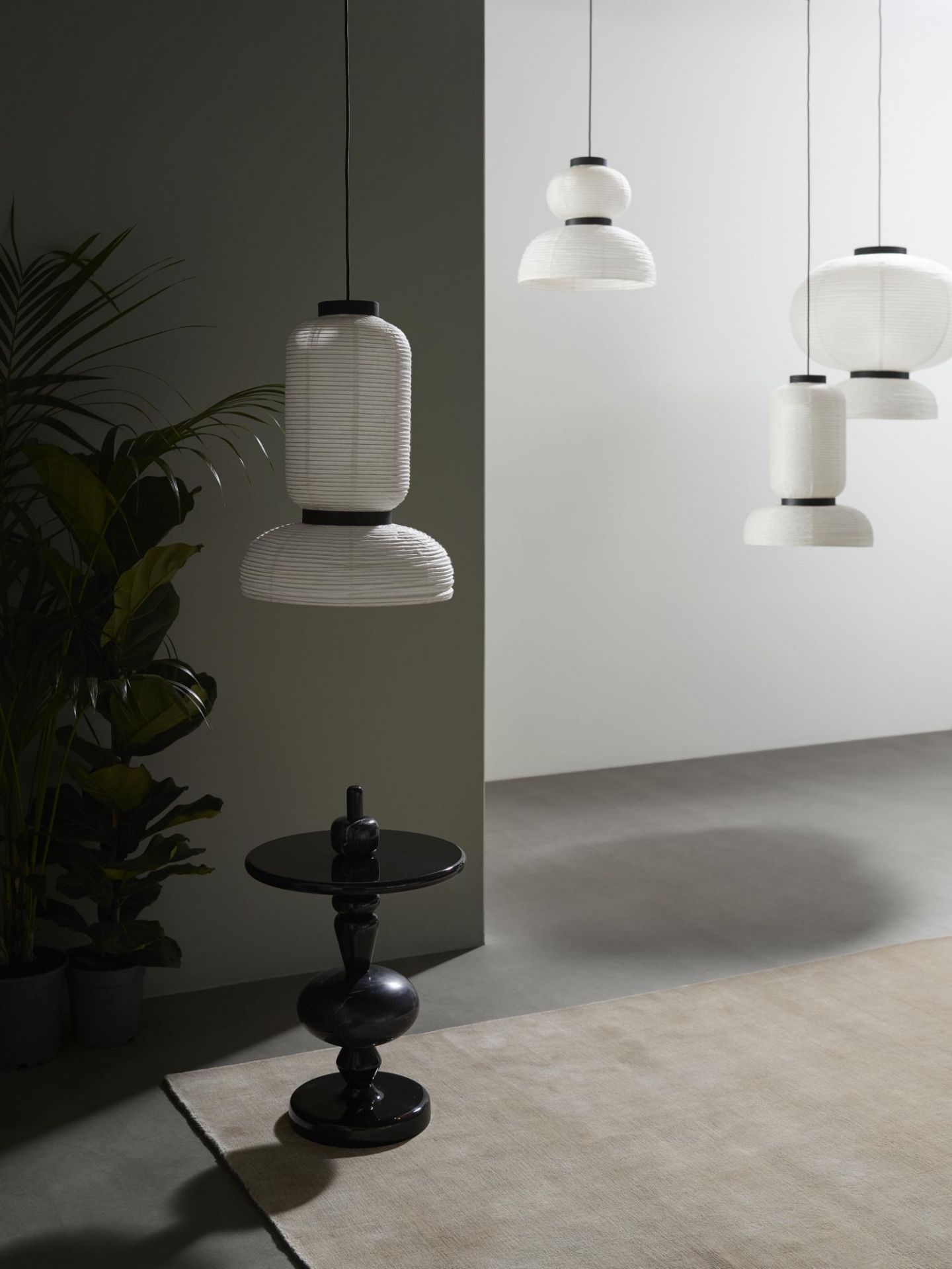 Mehrere Formakami Hängeleuchten von AndTradition aus Papier in einem modern eingerichteten Raum.