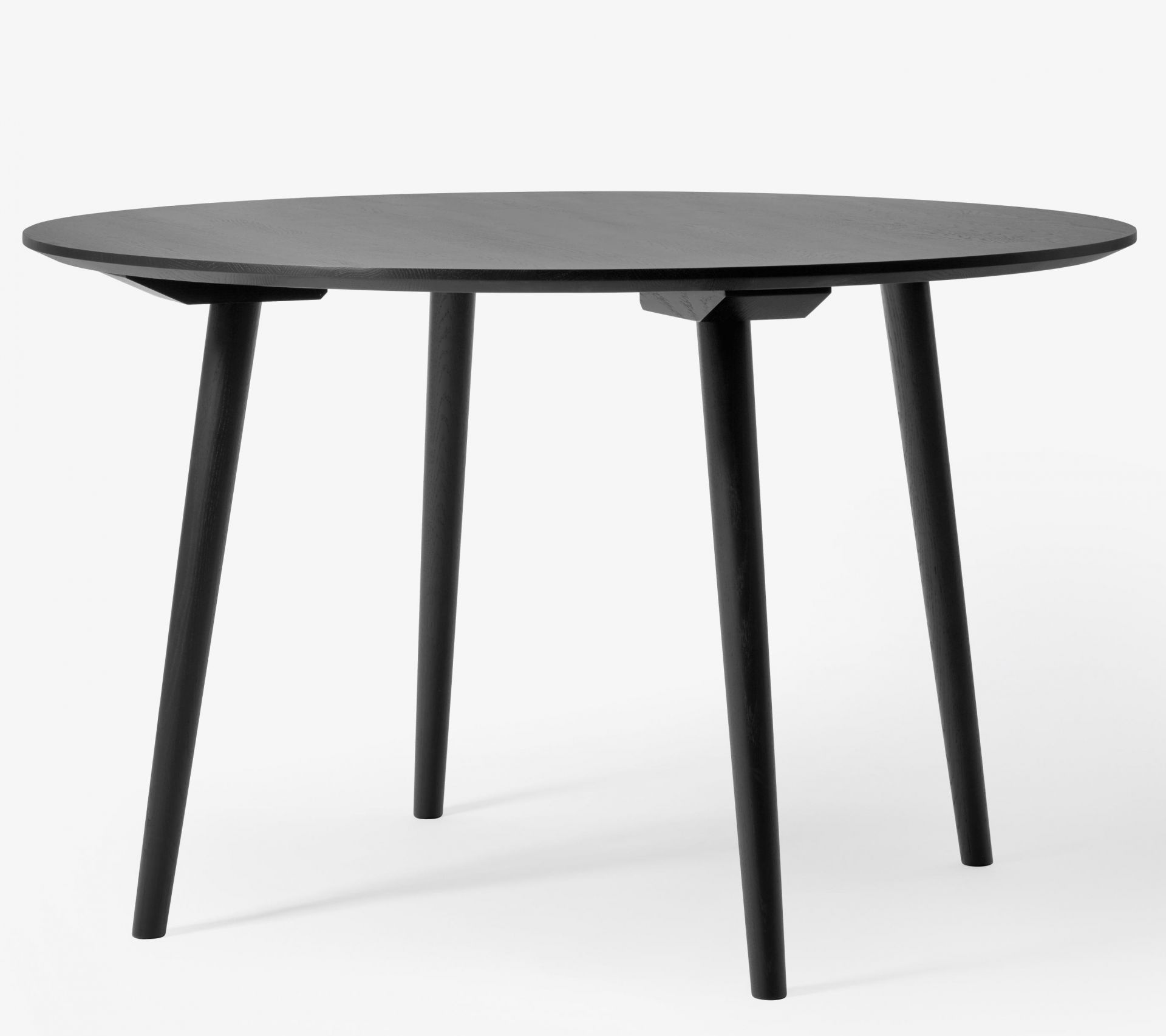 Schwarzer AndTradition In Between Table SK3 mit runder Tischplatte und drei Beinen vor neutralem Hintergrund.