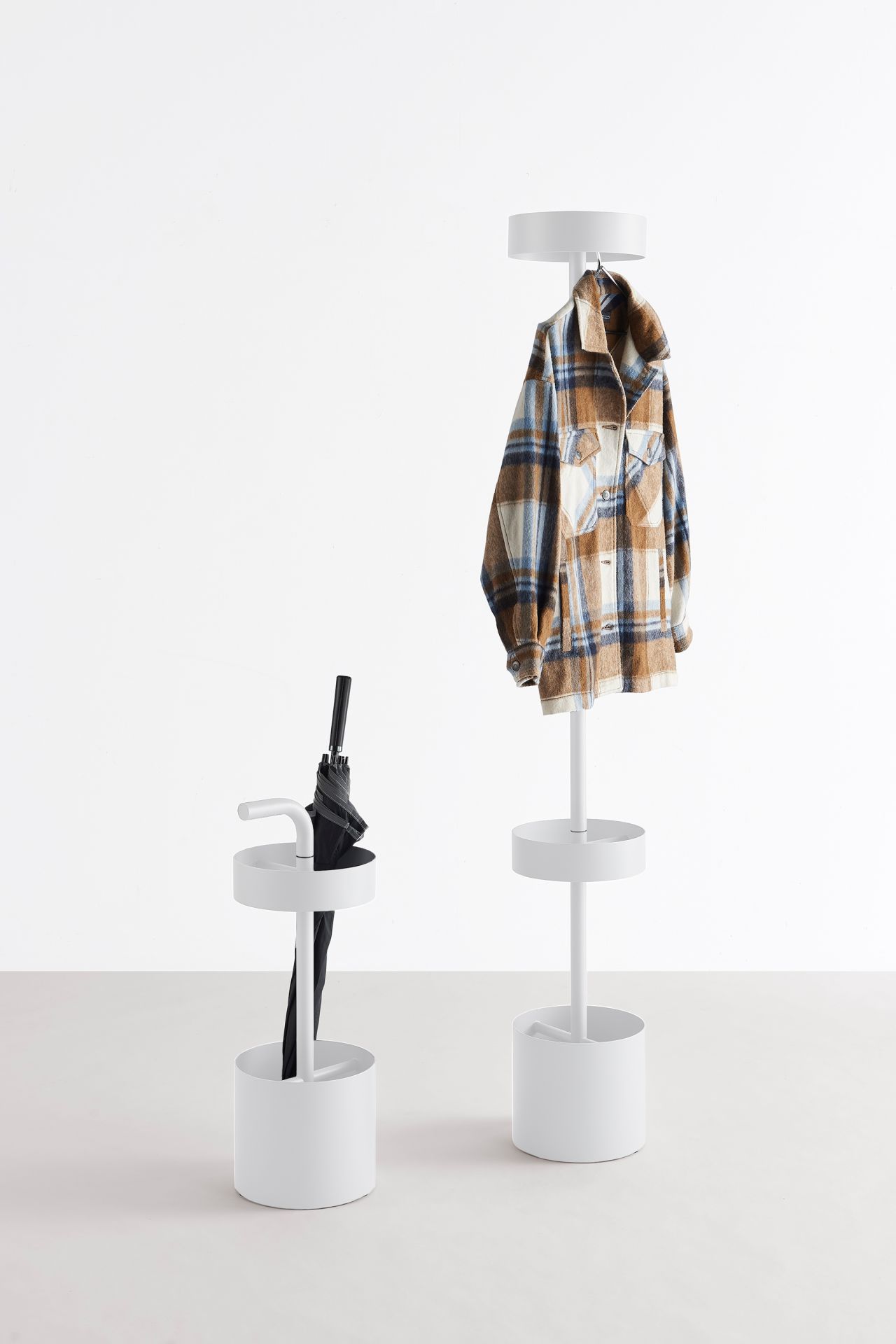 Ool Schirmständer Mox: Moderner, weißer Garderobenständer mit Schirmhalter und karierter Jacke, minimalistisches Design für Flur und Eingangsbereich.