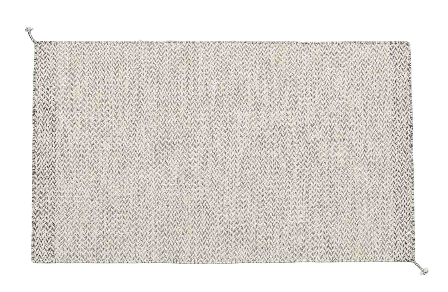 Muuto Ply Rug: Rechteckiger, hellgrauer Teppich mit Fischgrätenmuster für Innen- und Außenbereiche, aus recyceltem Polyester.