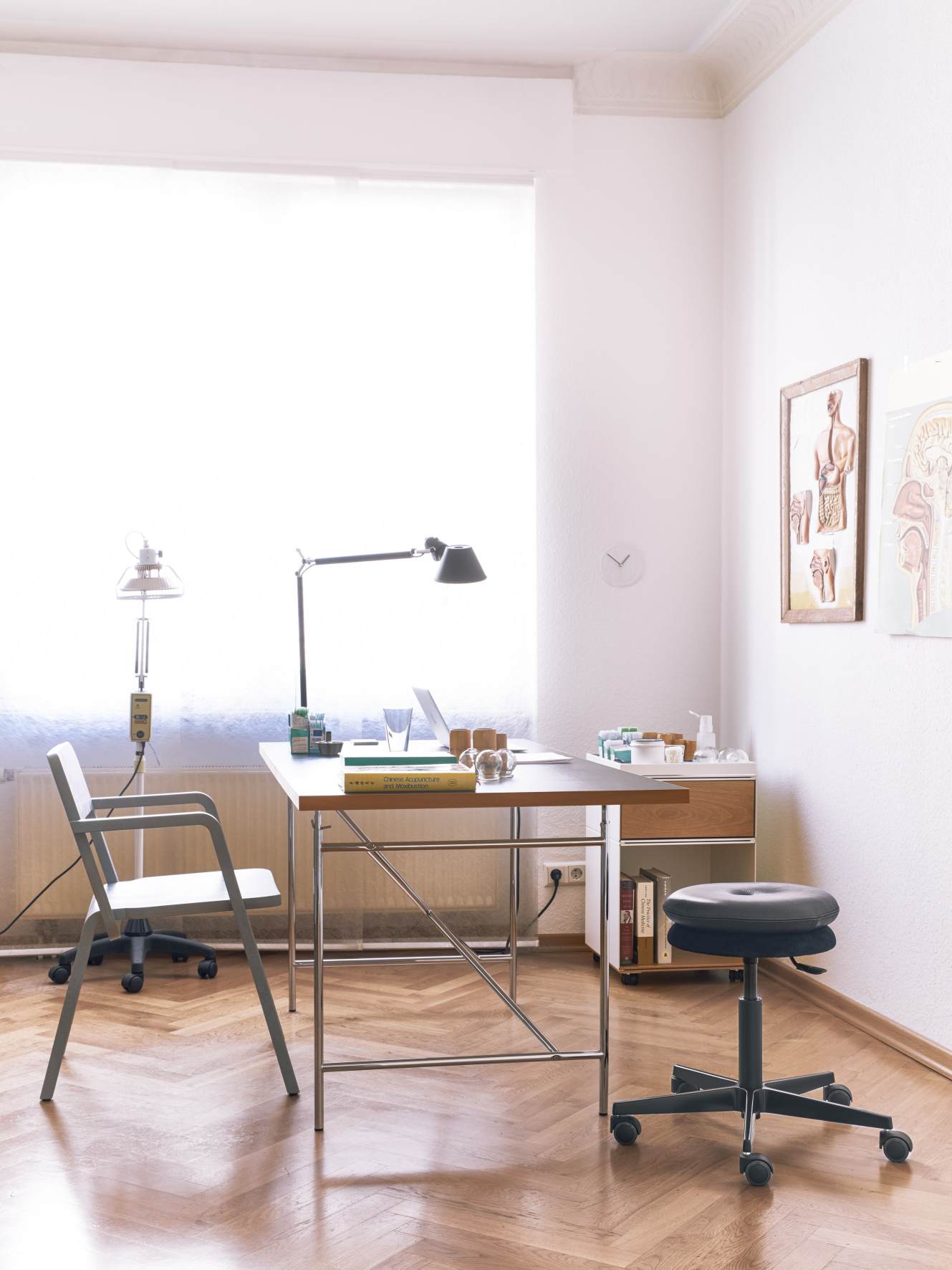 Eiermann Tisch mit Linoleumplatte in Nero von Richard Lampert, 160x90 cm, im modernen Büro.