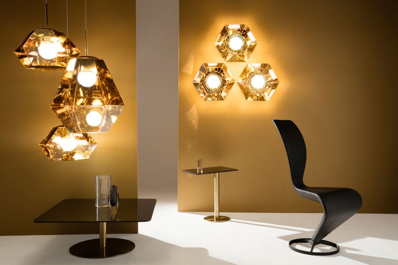 Nahaufnahme eines Tom Dixon Flash Beistelltisches mit Glasplatte und goldenem Sockel in modernem Interieur.