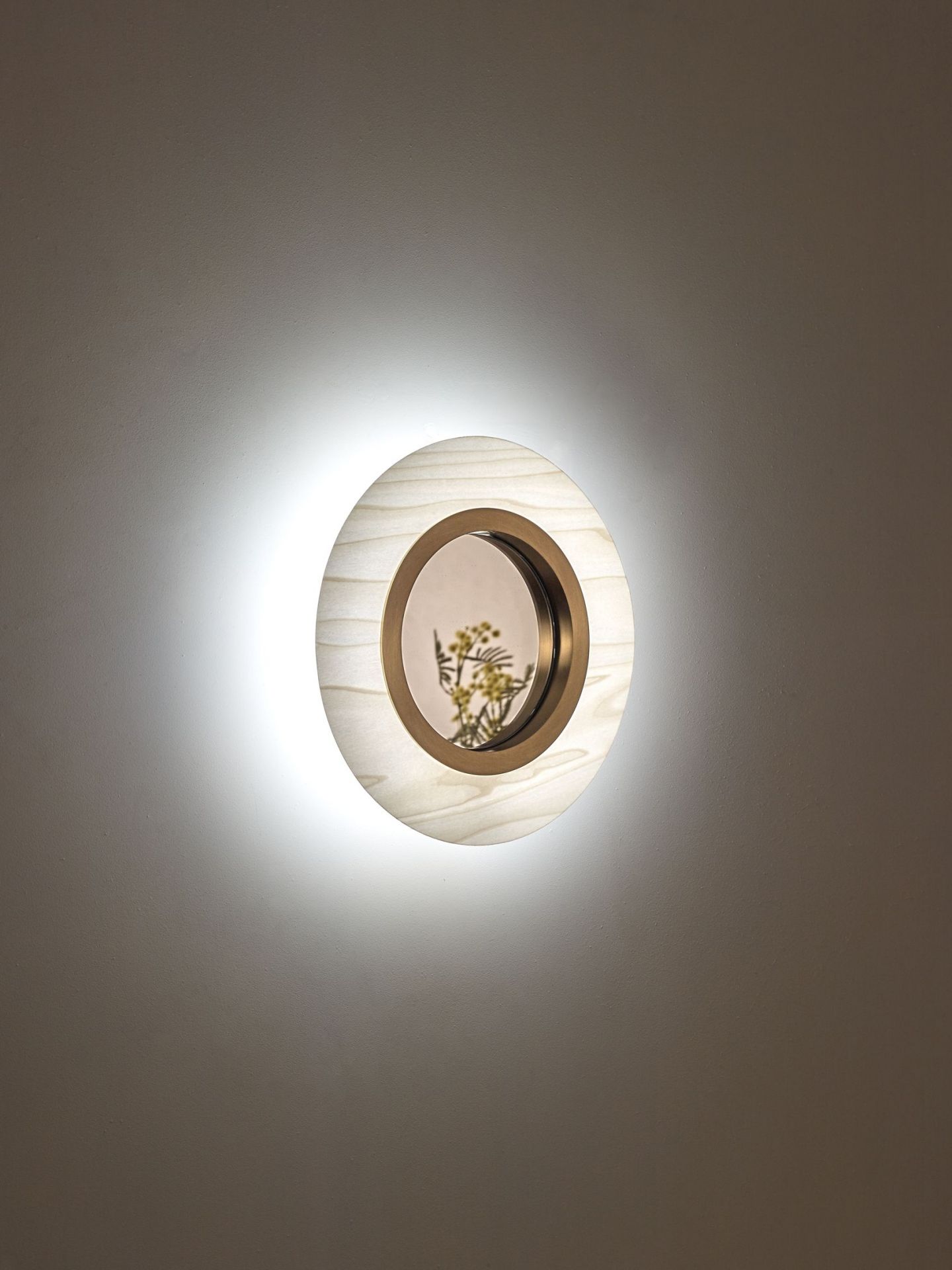 Lens LED Wandleuchte von LZF Lamps: Runde Wandlampe mit goldenem Metallring und indirektem Licht.