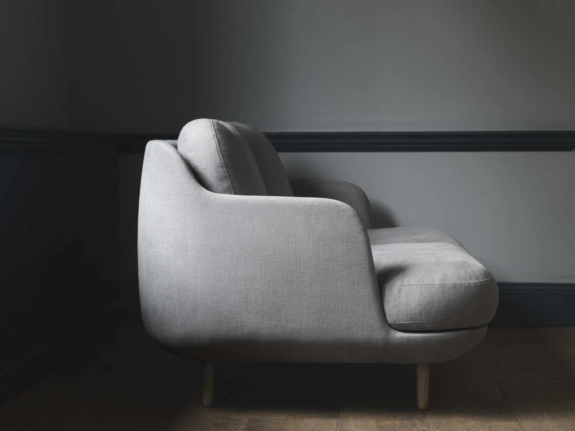Graues Lune Sofa von Fritz Hansen, ein moderner 2-Sitzer mit Stoffbezug und Holzfüßen.