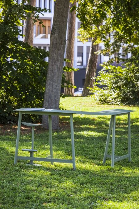Grüner Fermob Bolder hoher Hocker für den Außenbereich auf Rasen, ideal für Garten und Terrasse.